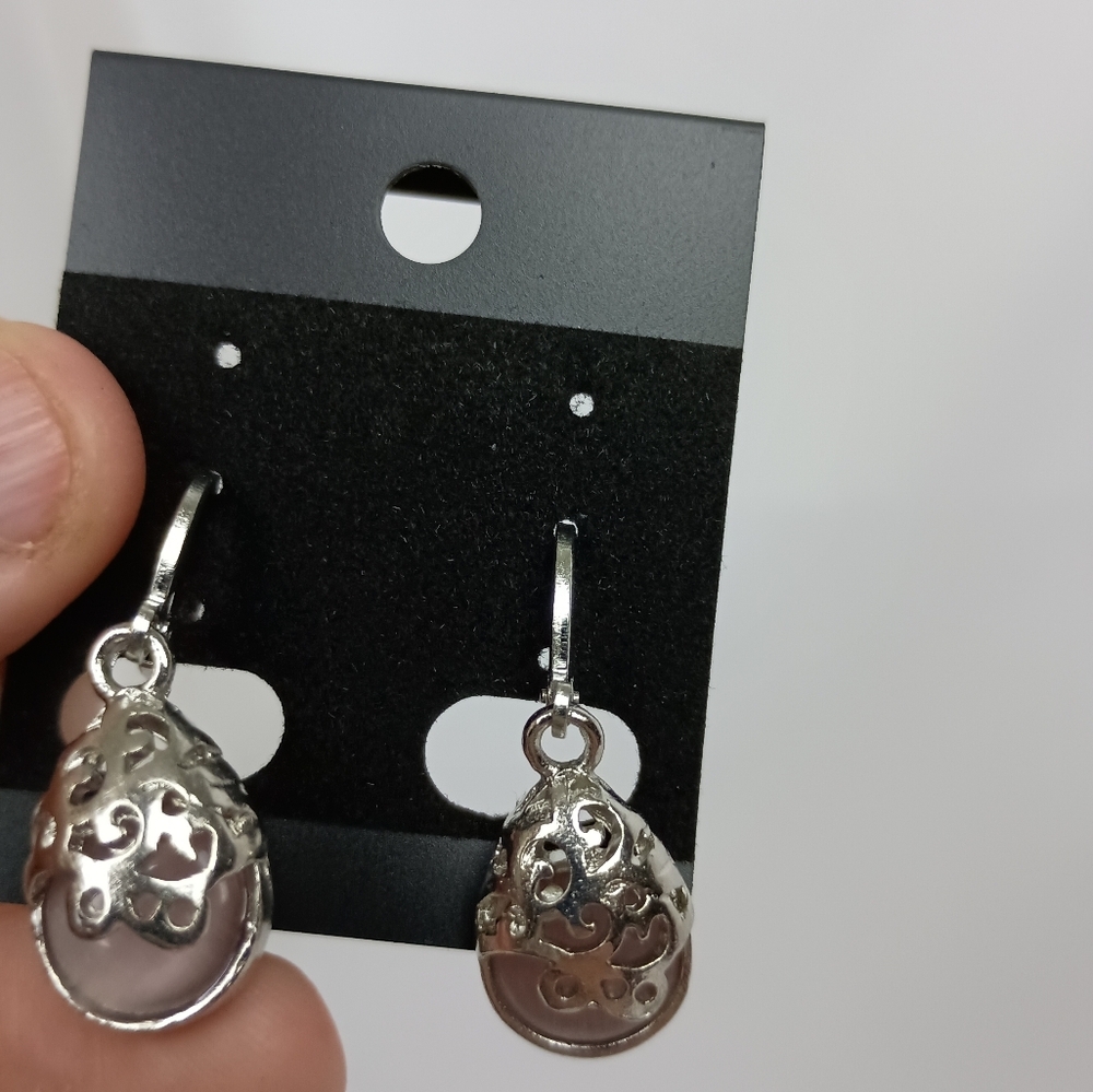 2/30$ Or 3/$35 Elegant Vibtage Silver and Pink Teardrop Earrings (#0274)
